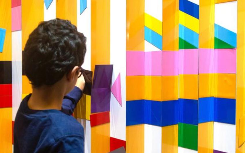 Enfant jouant avec les formes colorées, ©Hervé Veronese Centre Pompidou